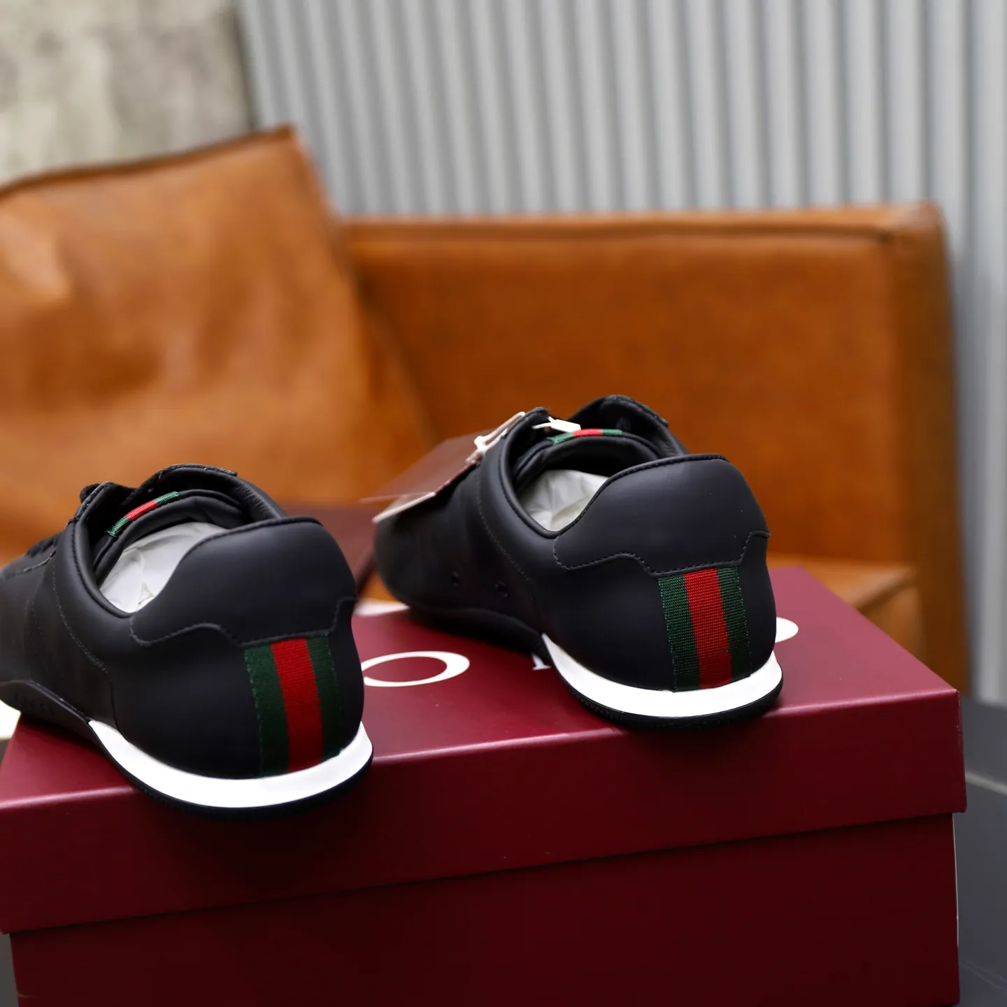 Ex-factory price: 580💰💰Gucci Shift series couple's sports shoes ❗❗ The Gucci Shift series is newly launched, with a lightweight design that reinterprets sports style. The neat silhouette adds a sense of freedom and exudes sophistication when moving. The webbing detail runs like an endless ribbon throughout the design, and the side seam details add a finishing touch. ❗Original development ❗Washed effect cowhide upper ❗Two-color Tpu outsole ❗Size: Female 35-41 Male 39-45